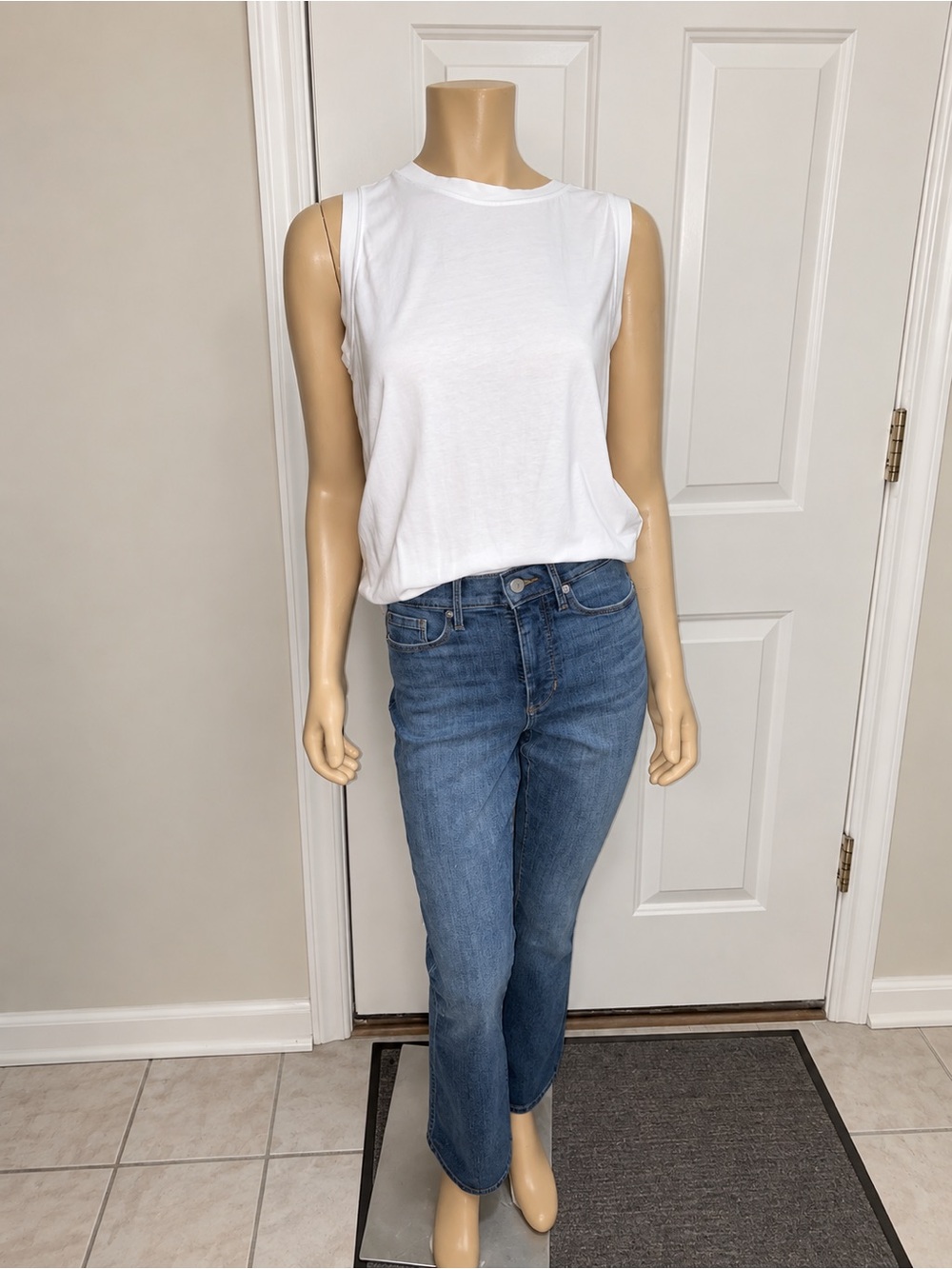 Banana Republic Timeless White Sleeveless Tank Top Size Small
